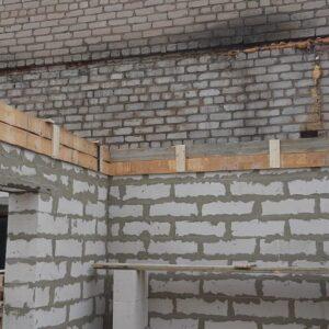 Этап строительства стены первого этажа для пристройки к дому в Истринском р-не