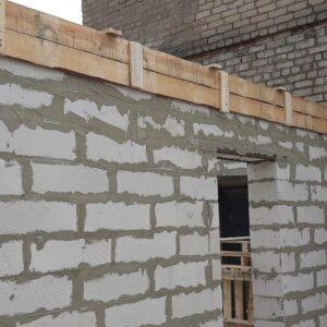 Этап строительства стены первого этажа для пристройки к дому в Истринском р-не