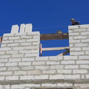Этап строительства стены второго этажа для пристройки к дому в Истринском р-не