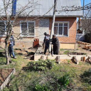 Этап изготовления ленточного фундамента с опорными столбами пристройки к дому в Солнечногорском р-не